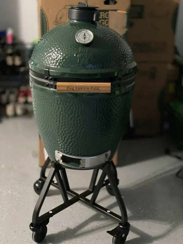 Zestaw do grillowania i wędzenia Big Green Egg – zawiera nowe akcesoria, gotowe do natychmiastowego użycia.