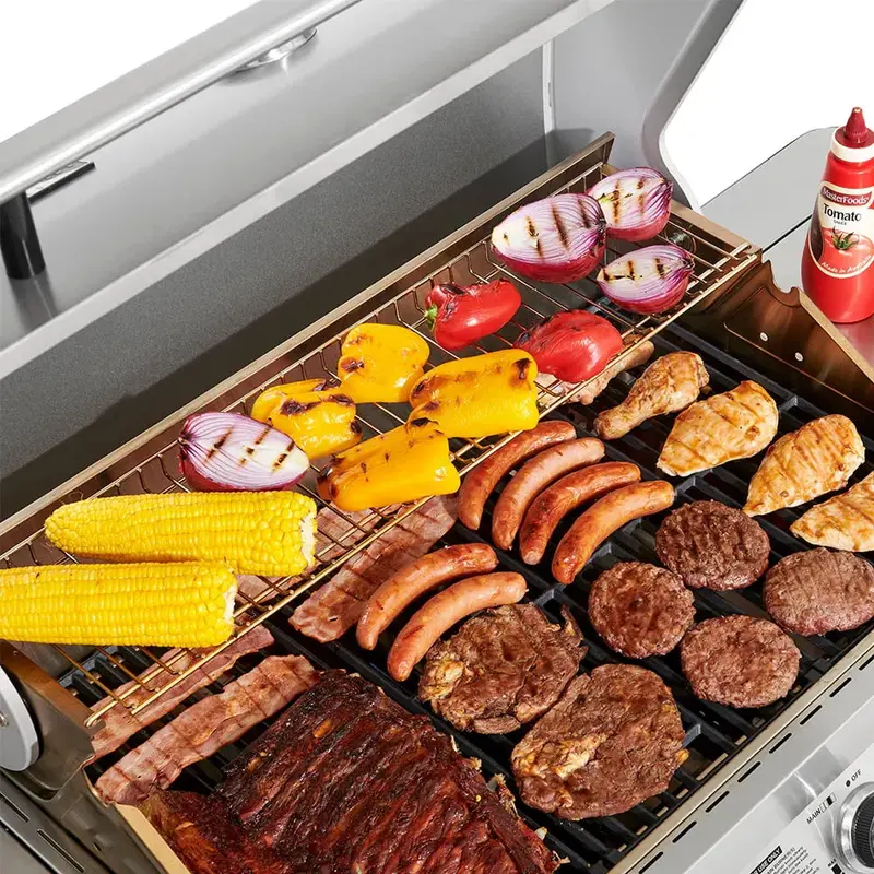 Grill gazowy Monument Grills 4-palnikowy na propan – stal nierdzewna, w zestawie zestaw rożna
