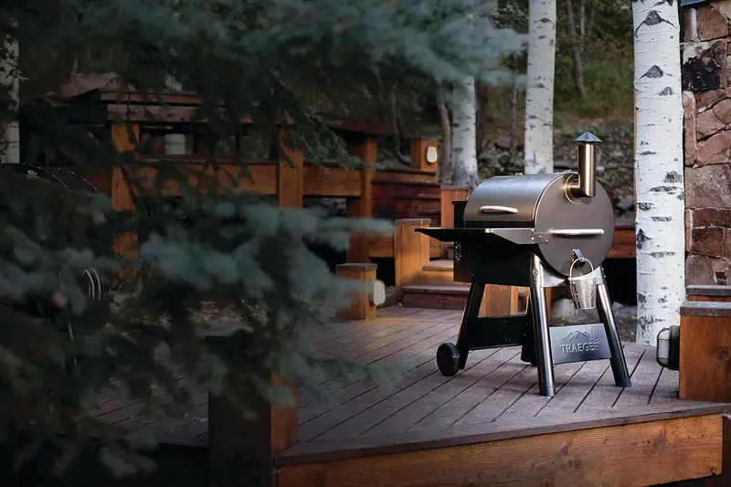 Grill i wędzarnia na pellet drzewny Traeger Pro 22, zapłon elektryczny, kompatybilny z WiFIRE™, wykończenie w kolorze brązowym