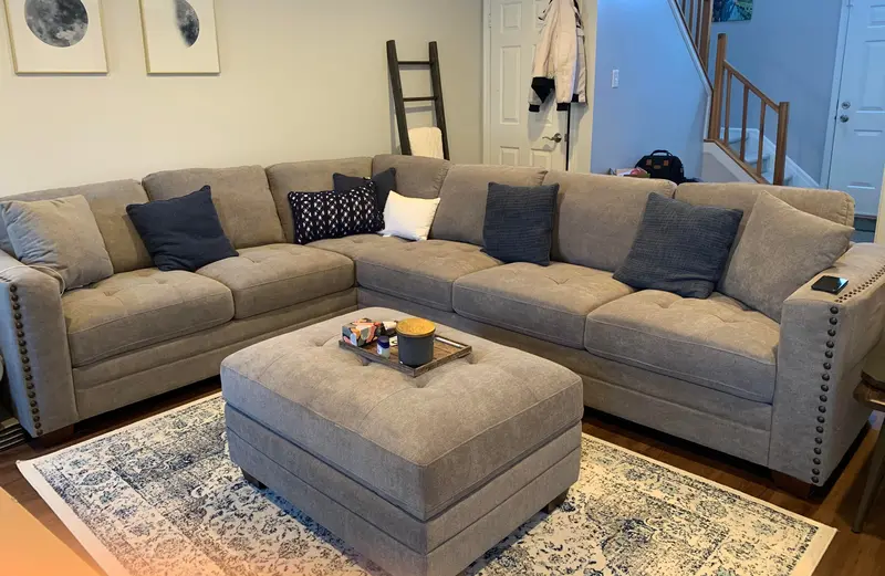 Narożna sofa materiałowa Ellendale – stylowe i wygodne modułowe rozwiązanie do siedzenia.