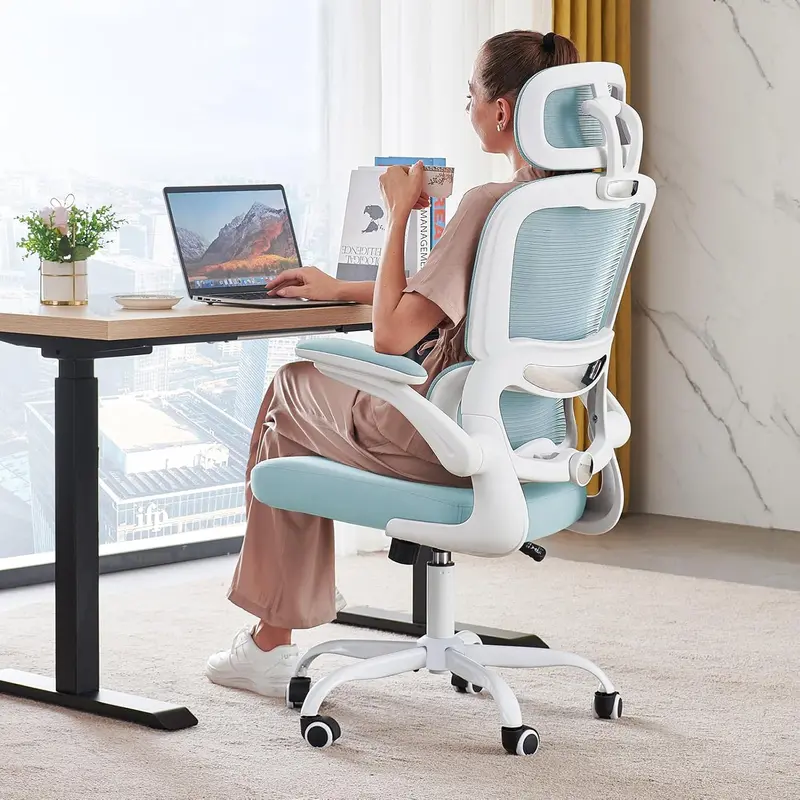 Ergonomiczny fotel biurowy z siatkowym oparciem – nośność 150 kg, kółka i konstrukcja odpowiednia do gier.