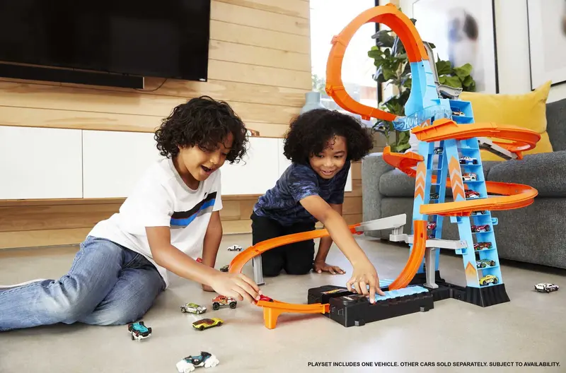 Tor wyścigowy Hot Wheels Sky Crash Tower z samochodzikami i miejscem do przechowywania ponad 20 samochodów w skali 1:64.