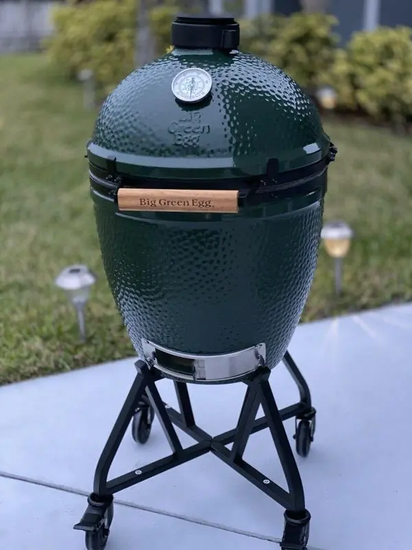 Zestaw do grillowania i wędzenia Big Green Egg – zawiera nowe akcesoria, gotowe do natychmiastowego użycia.