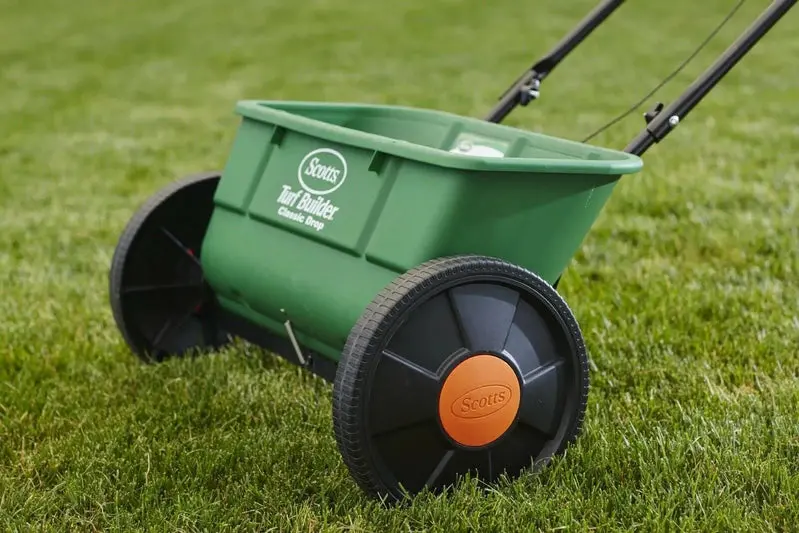Rozsiewacz grawitacyjny Scotts Turf Builder Classic — precyzyjny rozsiewacz nawozu i nasion do trawników.