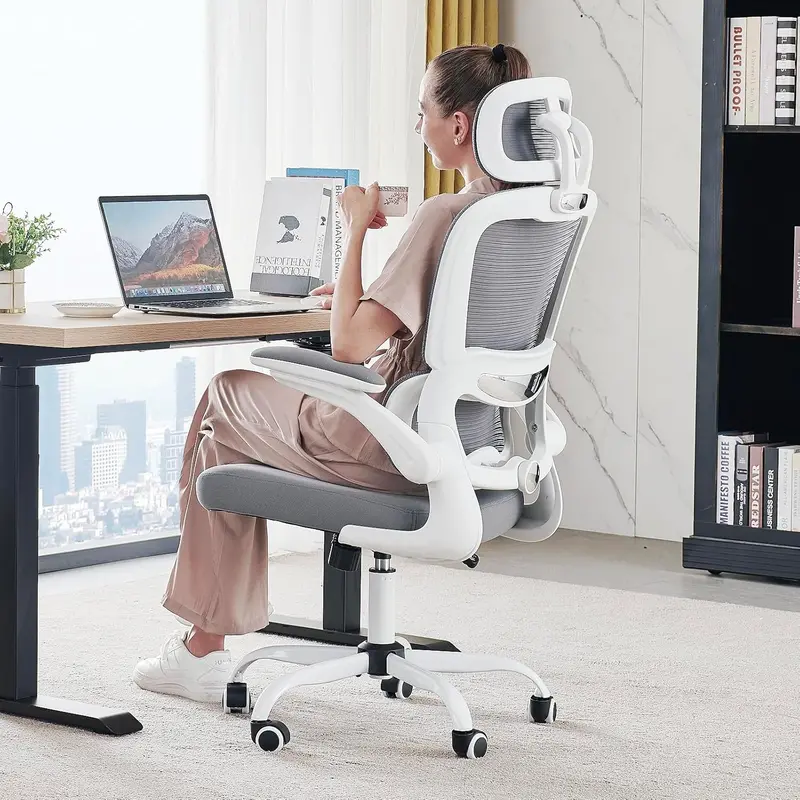 Ergonomiczny fotel biurowy z siatkowym oparciem – nośność 150 kg, kółka i konstrukcja odpowiednia do gier.
