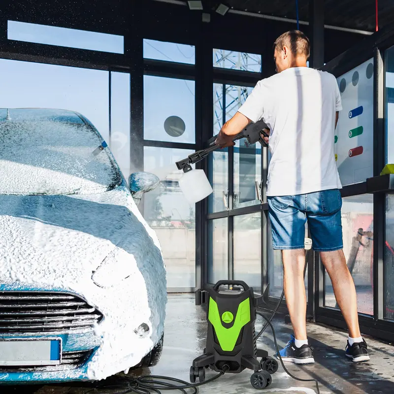 Myjka wysokociśnieniowa elektryczna o ciśnieniu 2400 PSI z 4 szybkozłączkami i kółkami.