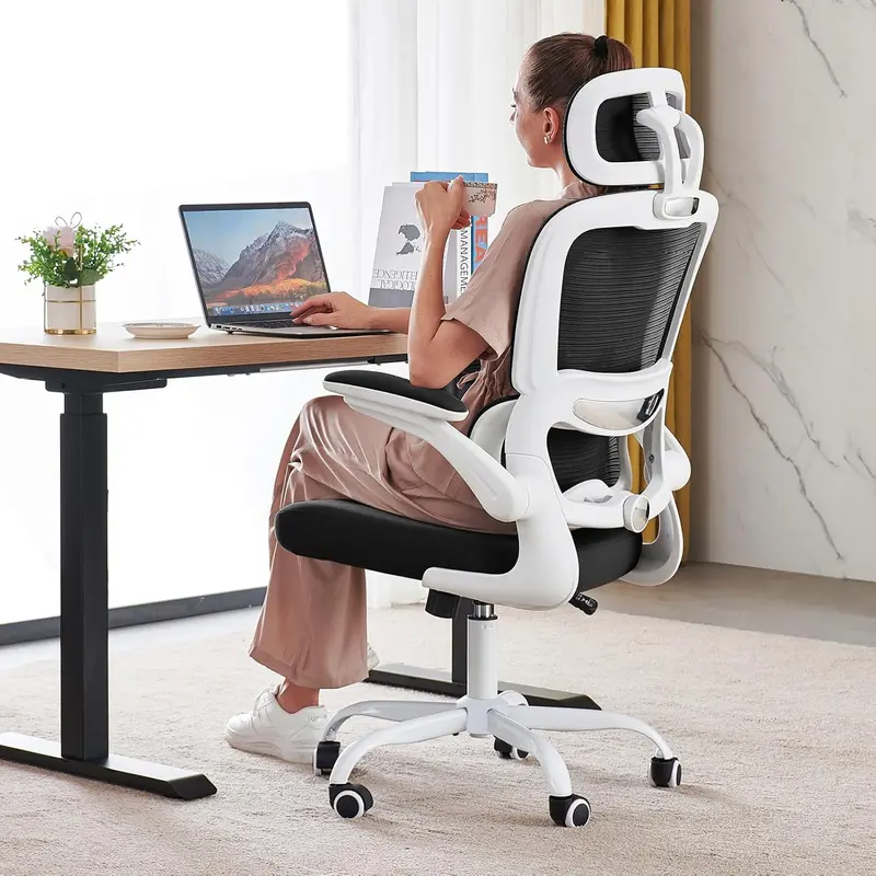 Ergonomiczny fotel biurowy z siatkowym oparciem – nośność 150 kg, kółka i konstrukcja odpowiednia do gier.