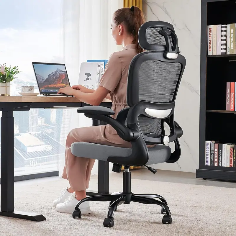 Ergonomiczny fotel biurowy z siatkowym oparciem – nośność 150 kg, kółka i konstrukcja odpowiednia do gier.