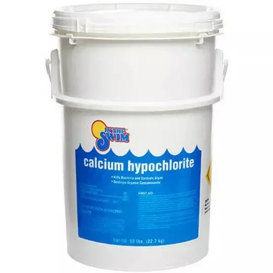 Wiadro podchlorynu wapnia o masie 22,7 kg (50 funtów) do szybkiej dezynfekcji basenów.