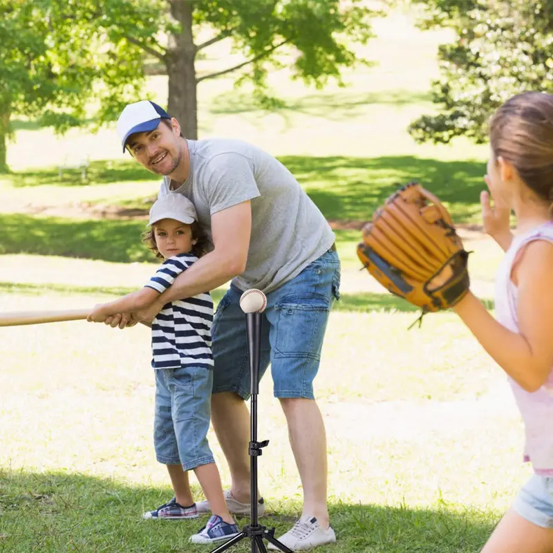 Regulowany stojak na piłki baseballowe i softballowe umieszczony na stabilnym trójnogu, przeznaczony do treningu w domu.