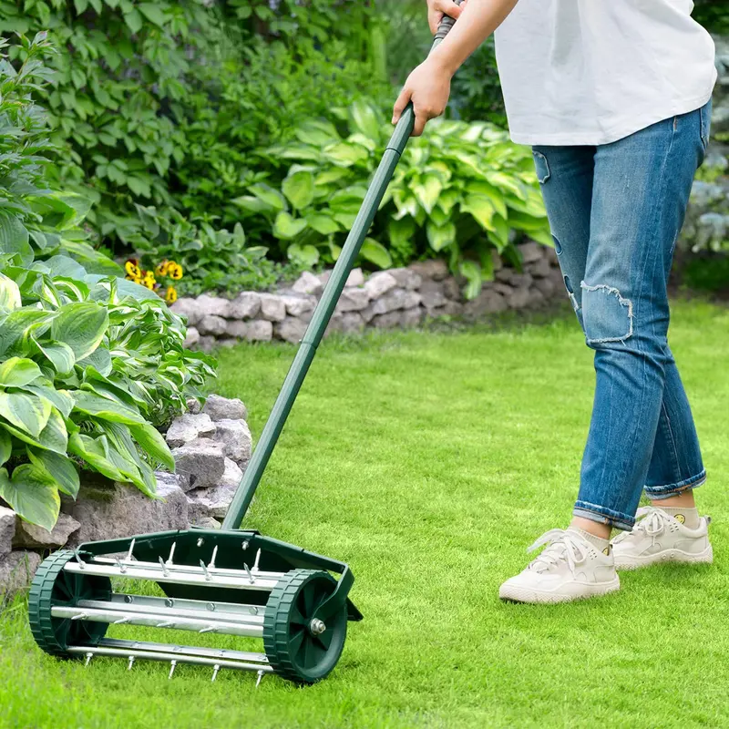18-calowy obrotowy aerator trawnika – narzędzie pchane z kolcem, 40,5-calowym uchwytem i błotnikiem