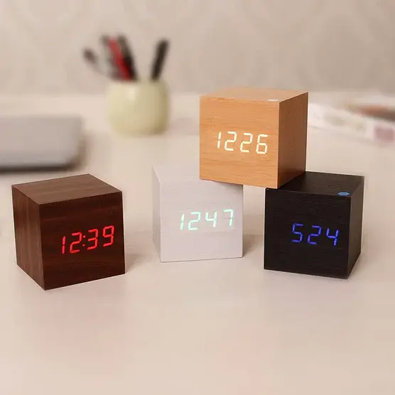 Nowoczesny cyfrowy zegar ścienny – elegancka drewniana rama z jasnym wyświetlaczem LED