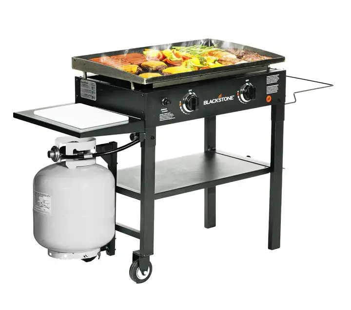 Grill kempingowy Blackstone 1853 – przenośna płyta grillowa o średnicy 71 cm ze zintegrowaną deską do krojenia i koszem na odpadki.