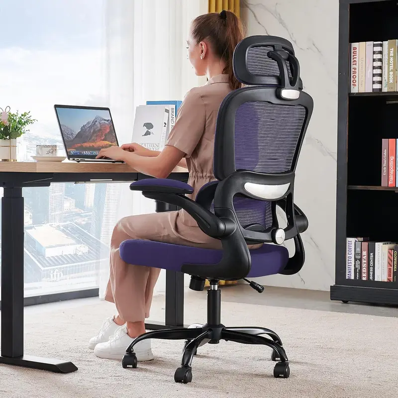 Ergonomiczny fotel biurowy z siatkowym oparciem – nośność 150 kg, kółka i konstrukcja odpowiednia do gier.
