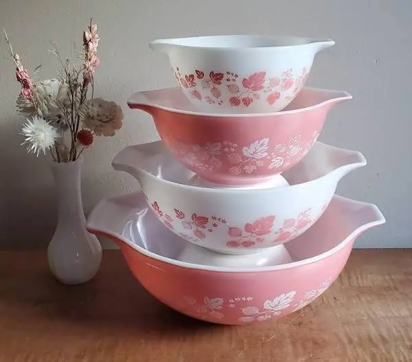 Miska do mieszania Pyrex Parkwood Treasures w stylu vintage – wzór agrestu różowego, seria Kopciuszek