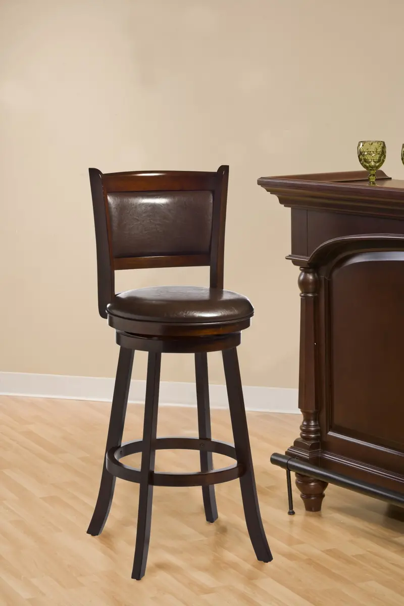 Obrotowy stołek barowy Dennery marki Hillsdale Furniture, wysokość barowa, kolor wiśniowy z brązowym winylem