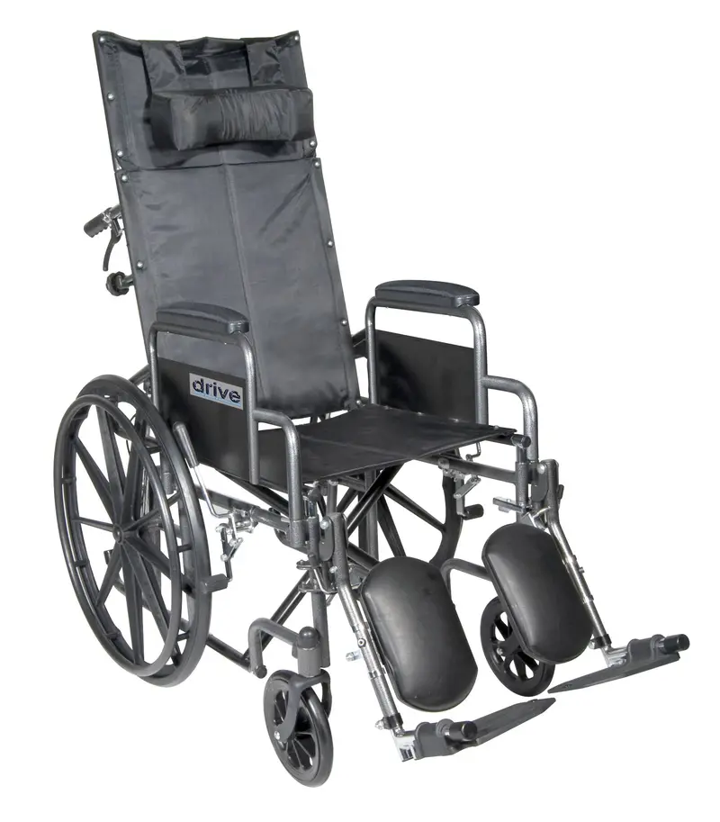 Wózek inwalidzki Drive Medical Silver Sport z odchylanym oparciem hydraulicznym, składanymi podnóżkami i wyjmowanymi podłokietnikami