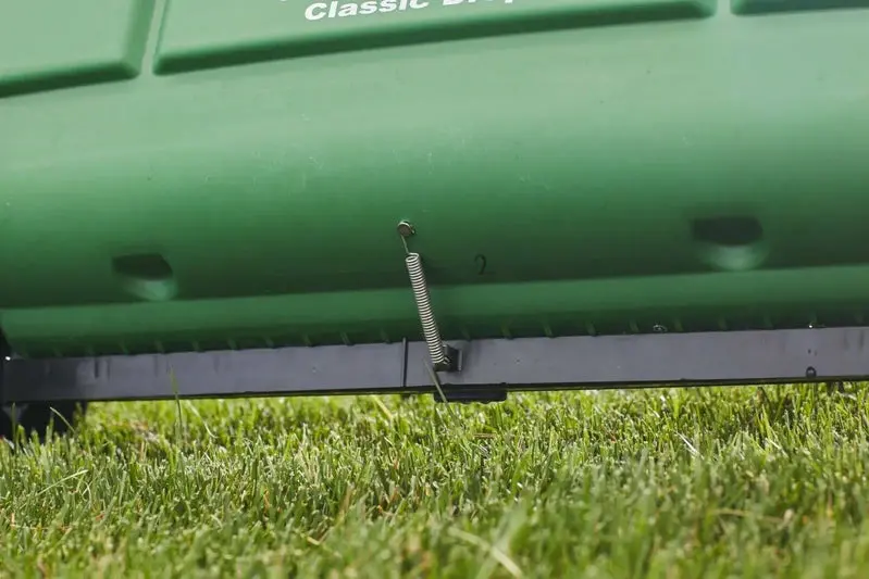 Rozsiewacz grawitacyjny Scotts Turf Builder Classic — precyzyjny rozsiewacz nawozu i nasion do trawników.