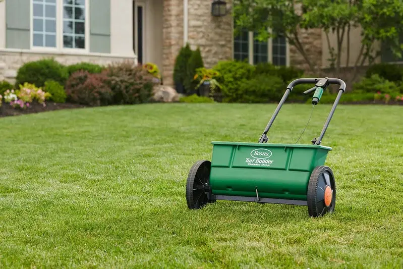 Scotts Turf Builder Classic Drop Spreader – precyzyjny ręczny rozsiewacz nasion i nawozów