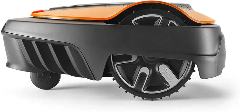 Robot koszący 500 GO – inteligentna, autonomiczna kosiarka do małych i średnich trawników z prowadzeniem kablowym wzdłuż krawędzi.