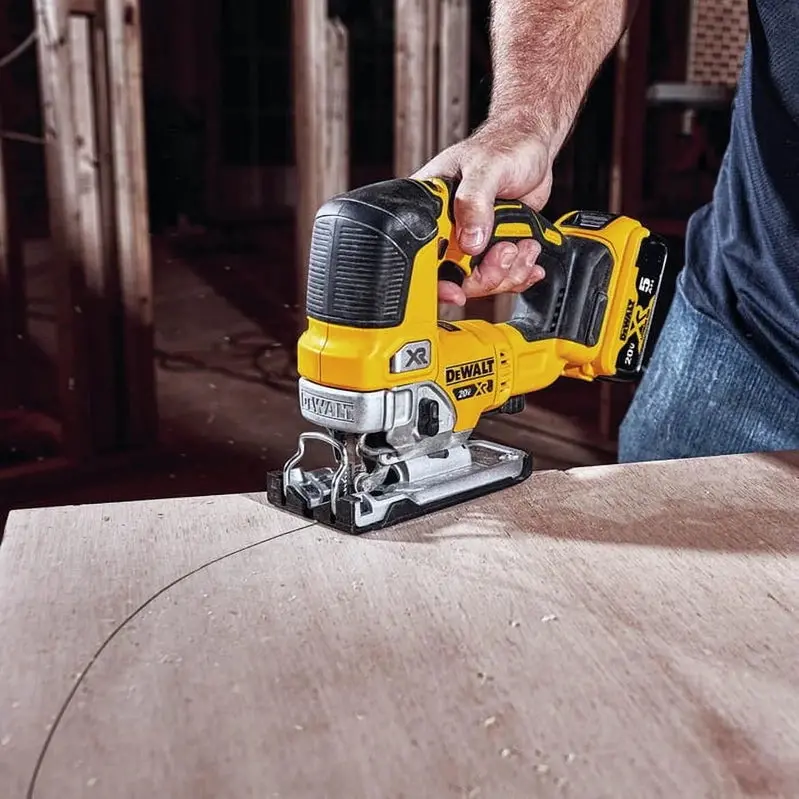 Wyrzynarka akumulatorowa DEWALT DCS334B 20V MAX XR z silnikiem bezszczotkowym, 3200 obr./min, oświetleniem LED, samo narzędzie (bez akumulatora).