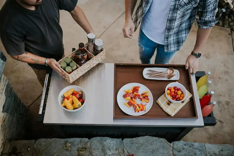 Mobilny wózek do przygotowywania posiłków na zewnątrz – ciemnobrązowy, wielofunkcyjny wózek ze stali nierdzewnej do grillowania, obsługi baru i przechowywania żywności