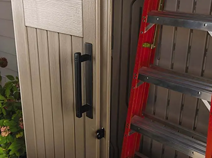 Zamykana szopa ogrodowa Rubbermaid Model 2025, pojemność 52 stóp sześciennych