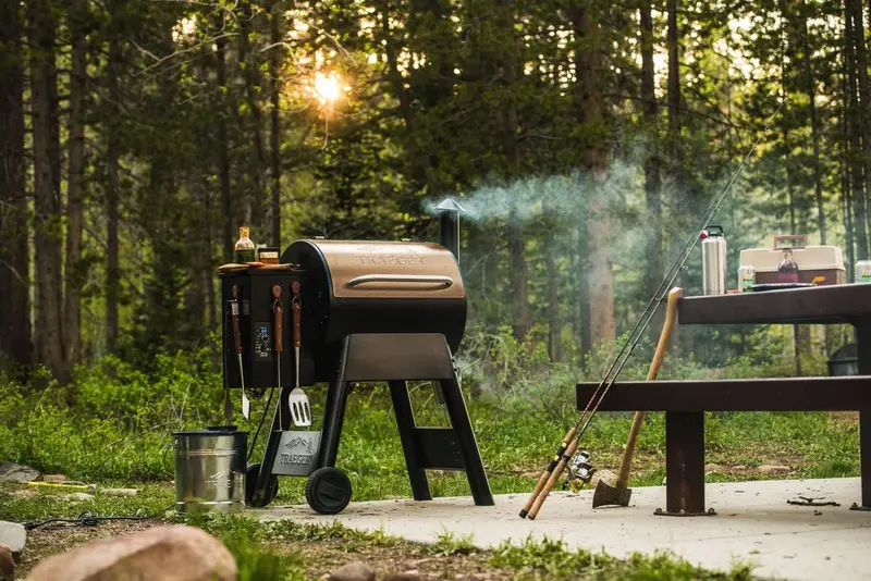 Grill i wędzarnia na pellet drzewny Traeger Pro 22, zapłon elektryczny, kompatybilny z WiFIRE™, wykończenie w kolorze brązowym