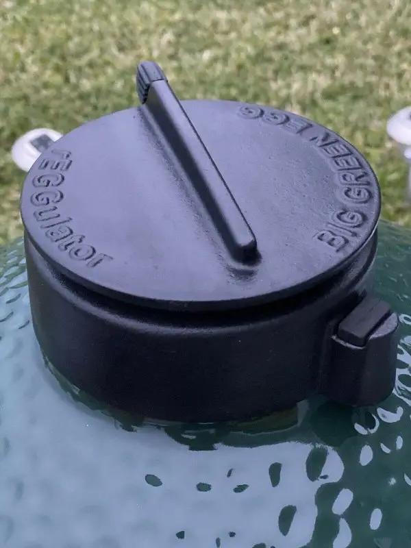 Zestaw do grillowania i wędzenia Big Green Egg – zawiera nowe akcesoria, gotowe do natychmiastowego użycia.