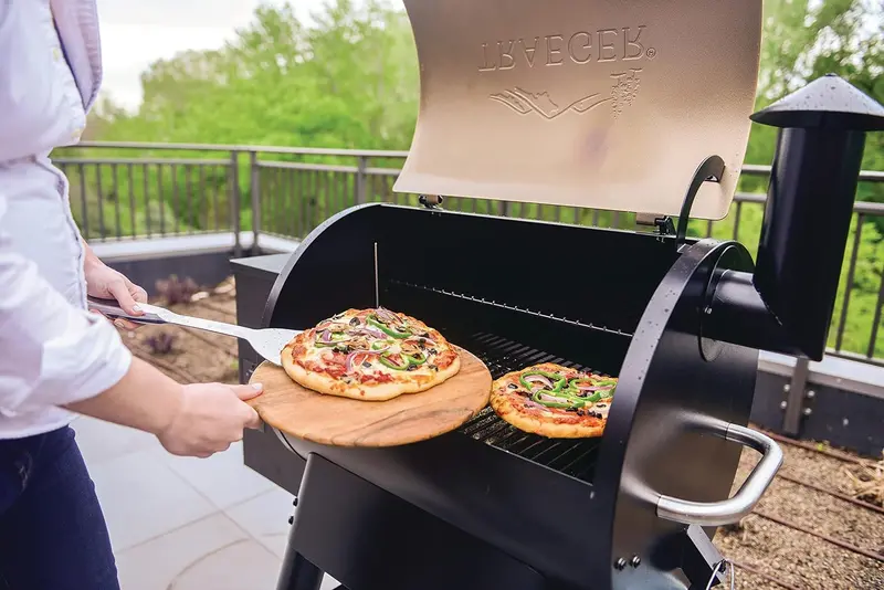 Grill i wędzarnia na pellet drzewny Traeger Pro 22, zapłon elektryczny, kompatybilny z WiFIRE™, wykończenie w kolorze brązowym