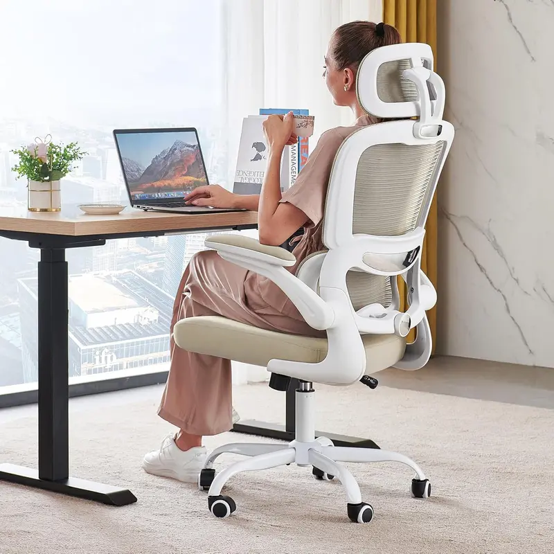 Ergonomiczny fotel biurowy z siatkowym oparciem – nośność 150 kg, kółka i konstrukcja odpowiednia do gier.