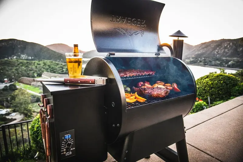 Grill i wędzarnia na pellet drzewny Traeger Pro 22, zapłon elektryczny, kompatybilny z WiFIRE™, wykończenie w kolorze brązowym
