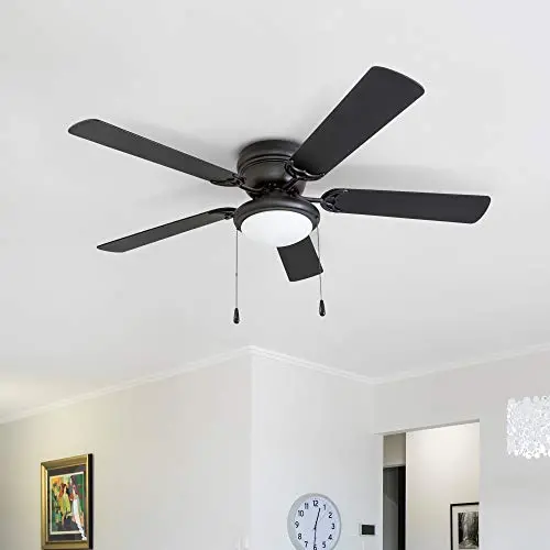 Wentylator sufitowy Portage Bay Hugger 52 w matowej czerni firmy West Hill z kulistym zestawem lamp