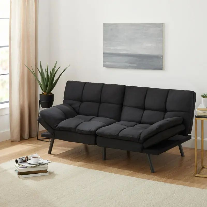 Sofa rozkładana futon Mainstays w kolorze czarnym, wykonana ze sztucznego zamszu, z pianką memory i wygodnym wypełnieniem.