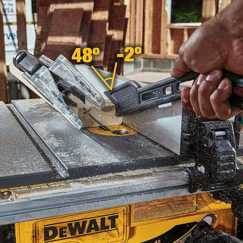 Kompaktowa piła stołowa DEWALT DWE7485 do pracy na placu budowy, precyzyjny system cięcia z tarczą 8-1/4 cala.
