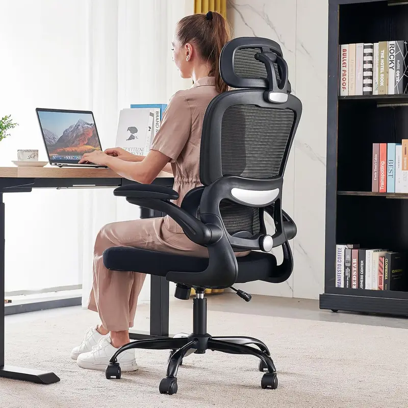 Ergonomiczny fotel biurowy z siatkowym oparciem – nośność 150 kg, kółka i konstrukcja odpowiednia do gier.